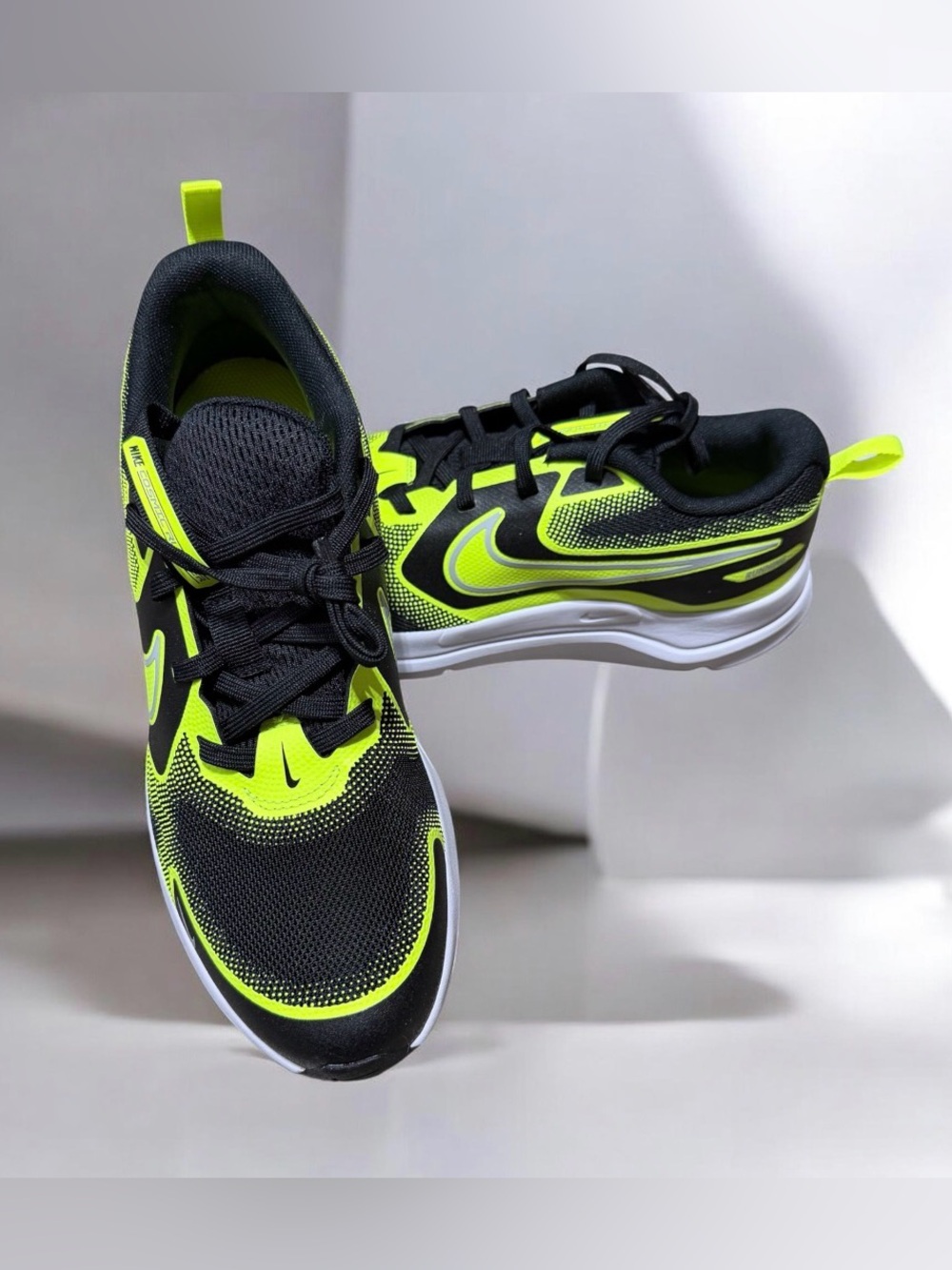 Nike Blk/Neon Yellow Athletic Sneakers Men’s/Youth Sz 6.5 or Women’s Size 8 NWOT